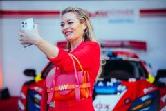 Věrná fanynka Lucie Borhyová vyslala Mičánkův tým za další evropskou výzvou