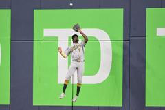 Catch Denzela Clarka v utkání Los Angeles Angels - Athletics