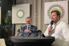 Premiér Petr Fiala na jednom z předvolebních setkání, která pořádají jeho příznivci. Do veřejných mítinků, které má jeho hlavní konkurent Andrej Babiš, se zatím nepustil.