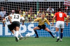 Jan Stejskal v brance Československa takto čelil penaltě Lothara Matthäuse, která ve čtvrtfinále MS 1990 rozhodla o postupu Německa