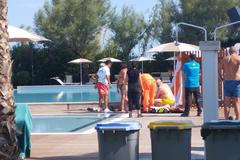 Záchranáři u těla Felixe Baumgartnera v hotelovém resortu v Porto Sant'Elpidio