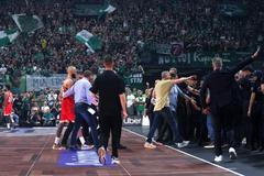 Evan Fournier (vlevo) při finále řecké basketbalové ligy Panathinaikos - Olympiakos