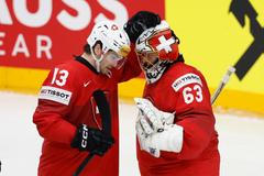 Nico Hischier (vlevo) a Leonardo Genoni