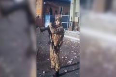 Video ukazující ruského vojáka jak střílí z granátometu ve městě Sudža