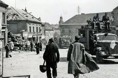Náměstí v Roudnici nad Labem vybombardované 9. května 1945 sovětskými letci.
