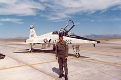 Peter Klavik před nadzvukovým letounem