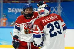 České hokejistky Kateřina Mrázová a Klára Peslarová