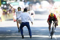 Sestřih 11. etapy Tour i s protestujícím divákem na konci