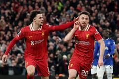 Curtis Jones a Diogo Jota (Liverpool)