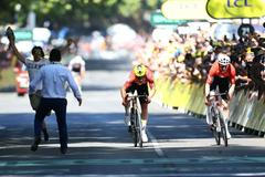 Divák v cílové rovince 11. etapy Tour de France 2025