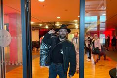 Daniel Sterzik alias Vidlák odchází z představení lídrů STAČILO ve Vítkovicích. Na hlavě má širák, který sundává jen výjimečně. Ve Vítkovicích to udělal, když se prezentoval jako lídr pro jih Moravy.