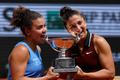 Jasmine Paoliniová a Sara Erraniová s trofejí ze čtyřhry na Roland Garros 2025