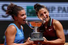 Jasmine Paoliniová a Sara Erraniová s trofejí ze čtyřhry na Roland Garros 2025
