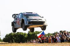 Sébastien Ogier (Toyota) na trati Italské rallye 2025