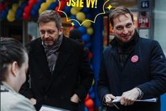 Předseda STAN Vít Rakušan se spolustraníkem Karlem Dvořákem, který zatím překvapivě vede v boji o jedničku kandidátky hnutí v Praze.