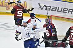 Radost hokejistů Komety z gólu nad Spartou