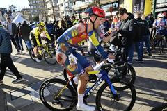 Zakrvácený belgický cyklista Edward Theuns v cíli závodu Bruggy - De Panne 2025