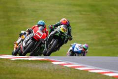 Owen Jenner (vlevo, číslo 86), jedna z obětí pondělní tragédie, při závodu britského mistrovství superbiků