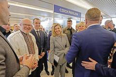 Manželka ukrajinského prezidenta Olena Zelenská s českým ministrem zdravotnictví Vlastimil Válkem na pražské konferenci věnované pomoci ukrajinskému zdravotnictví.