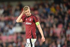 Kapitán Sparty Filip Panák při zápase s Jabloncem