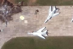 Záběry z ukrajinských dronů prozrazují, že Rusové svá drahocenná letadla maskovali pneumatikami