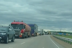 Záběry ukazují kolony kamionů v Rusku, které úřady kontrolují kvůli ukrajinskému úderu