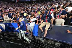 Fanoušci Paris St. Germain jdou na plochu po finále Ligy mistrů