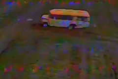 Záběry ukazují útok ukrajinského dronu na ruský žlutý civilní autobus