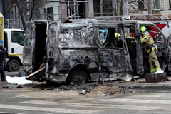 Rusové v sobotu zaútočili dronem a řízenou střelou na centrum Kyjeva, zahynuli nejméně tři lidé.