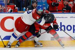 Radko Gudas a Dawson Mercer v zápase MS 2024 Česko - Kanada