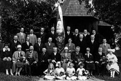 Skupinová fotografie, Sedliště, kostel, 1927