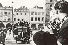 České Budějovice 9. května 1945. V pozadí funkcionalistická budova městské spořitelny, kde o šest dní později dojde k sedminásobné vraždě.