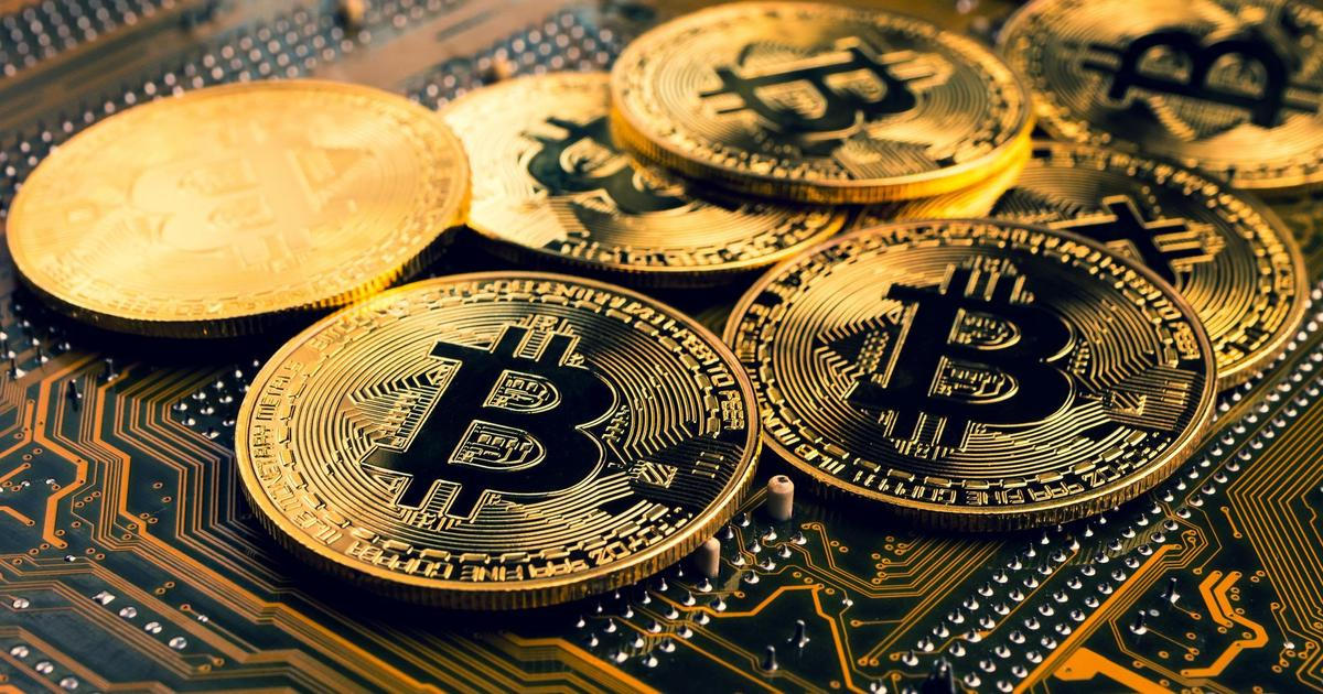 Srpnové obchody s kryptoměnami v Česku ožily, meziročně ale trh dál klesá