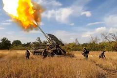 Rusové ničí samohybným dělem 2S7 Pion ukrajinské pozice