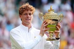 Jannik Sinner s trofejí pro vítěze Wimbledonu 2025