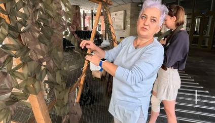 Jak se pletou maskovací sítě na frontu. Reportéři Aktuálně si to vyzkoušeli v Kyjevě