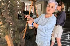 Jak se pletou maskovací sítě na frontu. Reportéři Aktuálně si to vyzkoušeli v Kyjevě