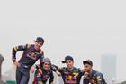 F1, VC Číny 2016: Daniel Ricciardo a Daniil Kvjat (Red Bull) a Max Verstappen a Carlos Sainz junior (Toro Rosso)