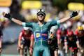 Jonathan Milan slaví triumf v osmé etapě Tour de France 2025