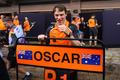 Oscar Piastri z McLarenu slaví triumf v cíli VC Španělska F1 2025