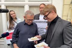 Zaorálek odmítl rakvičky, nabídl mu je jeho velký kritik