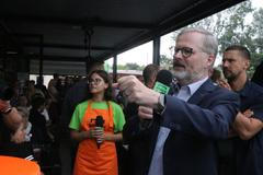 Premiér Petr Fiala při debatě s lidmi ve Veselí nad Moravou, kde ho vedle podporovatelů čekali také kritici.