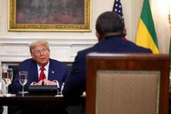 "Vaše angličtina je tak dobrá. Kde jste naučil tak krásně mluvit?" zeptal se Trump vůdce Libérie