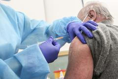 Ilustrační foto - koronavirus, očkování, vakcína, Moderna, injekce, stříkačka, lékař, pacient, sestra, zdravotnictví, očkovací centrum