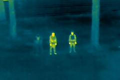 Pohled termokamerou na zamaskované a nezamaskované ukrajinské vojáky