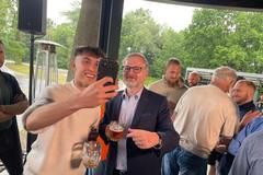 Vítáme světového lídra, volaly ironicky na Fialu jeho kritičky