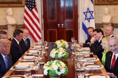 Izraelský premiér Benjamin Netanjahu (v popředí vpravo) navrhnul amerického prezidenta Donalda Trumpa (naproti) na Nobelovu cenu za mír. Netanjahu to oznámil v pondělí večer na setkání v Bílém domě.
