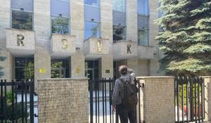 Novináři se snažili dostat do Ruského domu v Praze, bohužel se to nepodařilo