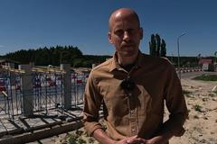 Šéfredaktor Aktuálně.cz Matyáš Zrno opět u Makarivu, kde se odehrála bitva o Kyjev