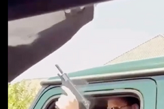 Syn Ramzana Kadyrova Adam na záběrech střílí do vzduchu